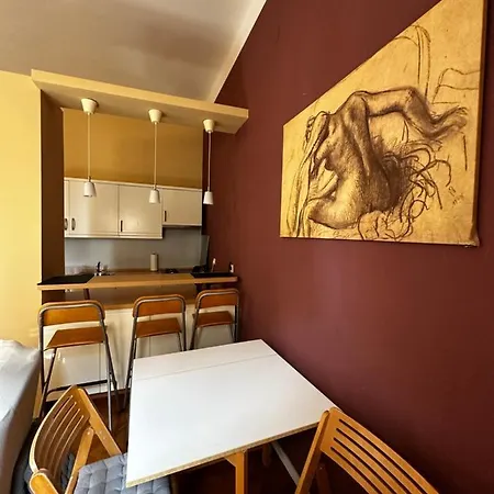 Lovely In Strict Center Of Apartment *