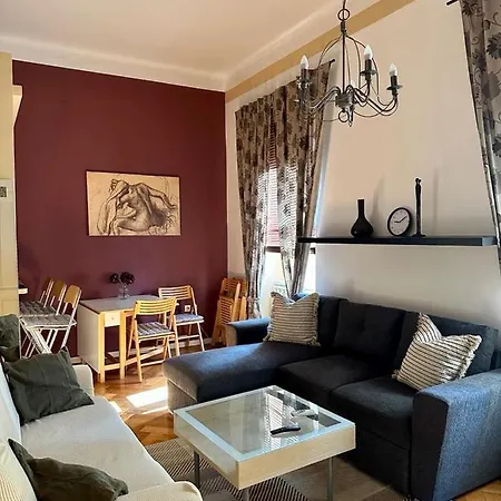Lovely In Strict Center Of Apartment *